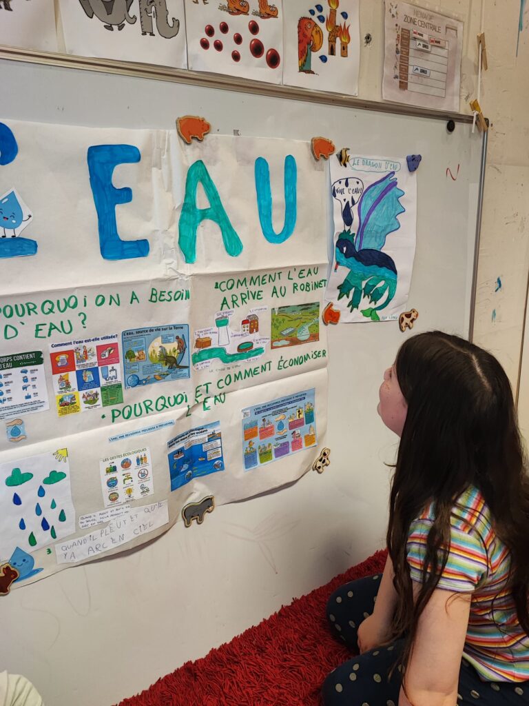 Exposé sur l'eau à l'école Akène