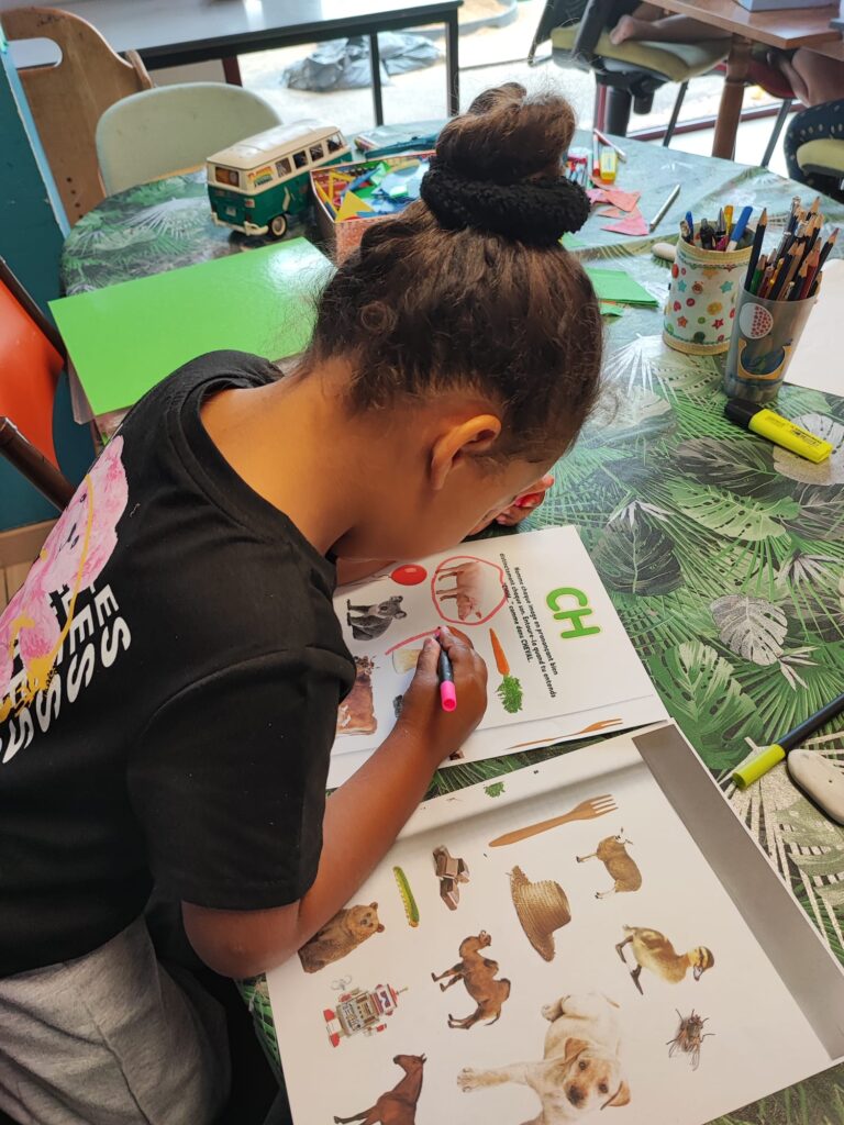 L'école Akène utilise différentes pédagogies, dont celle de Céline Alvarez inspirée de la méthode Montessori.